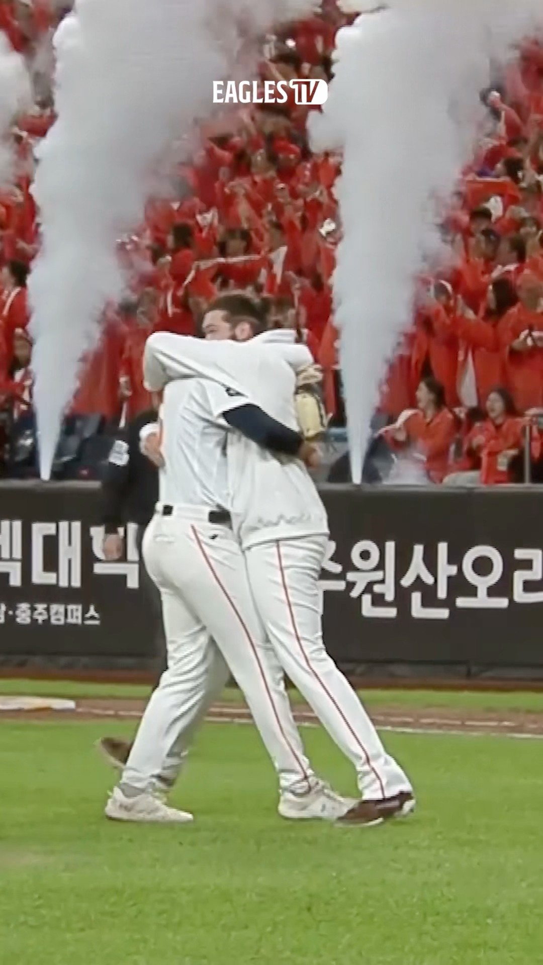 폰세와 와이스의 포옹, 한국시리즈 진출의 순간