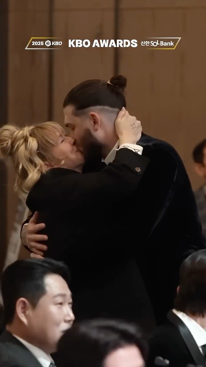 2025 MVP 폰세의 품격💕(feat. 아내 엠마)