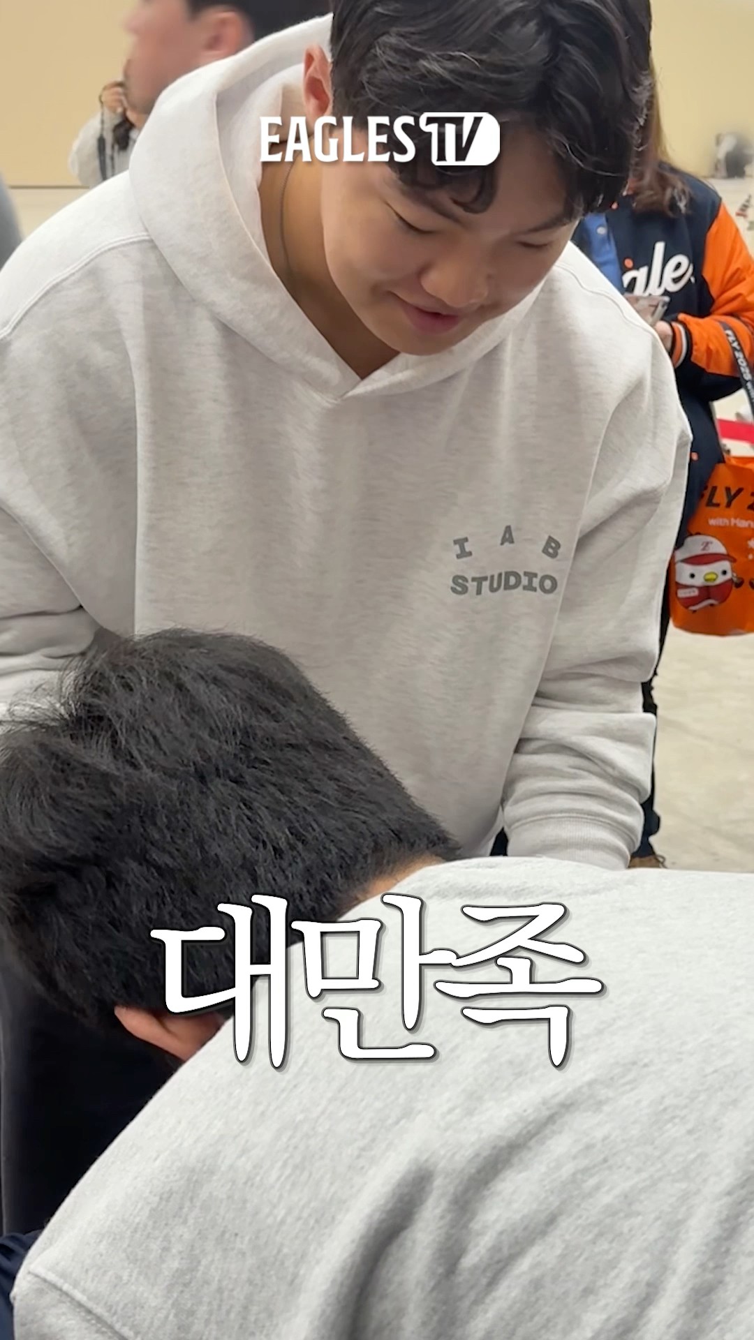 팬사인회에서 사인 ‘받는’ 정우주