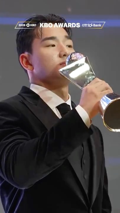 2025 신인상의 주인공, 안현민의 위풍당당 상 받으러 가는 길😎