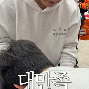 팬사인회에서 사인 ‘받는’ 정우주