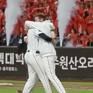 폰세와 와이스의 포옹, 한국시리즈 진출의 순간